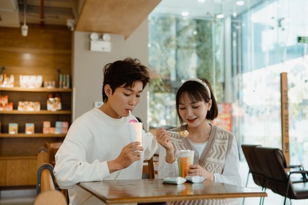 CŨNG LÀ ĂN BÁNH, THƯỞNG TRÀ, NGẮM TRĂNG - GEN Z LÀM GÌ CHO BỚT NHẠT?